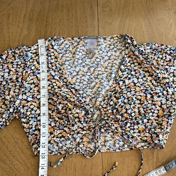 Sans Souci Floral Tie Front Crop Top Size Small - Picture 9 of 10